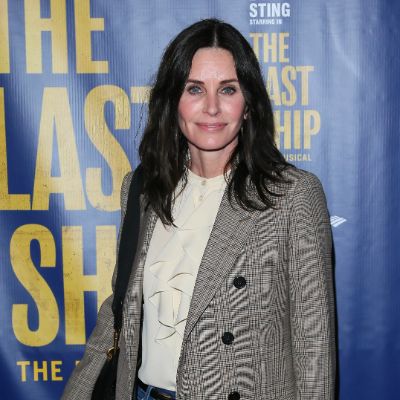 Courteney Cox posing for an photo shoot during an award ceremony. 